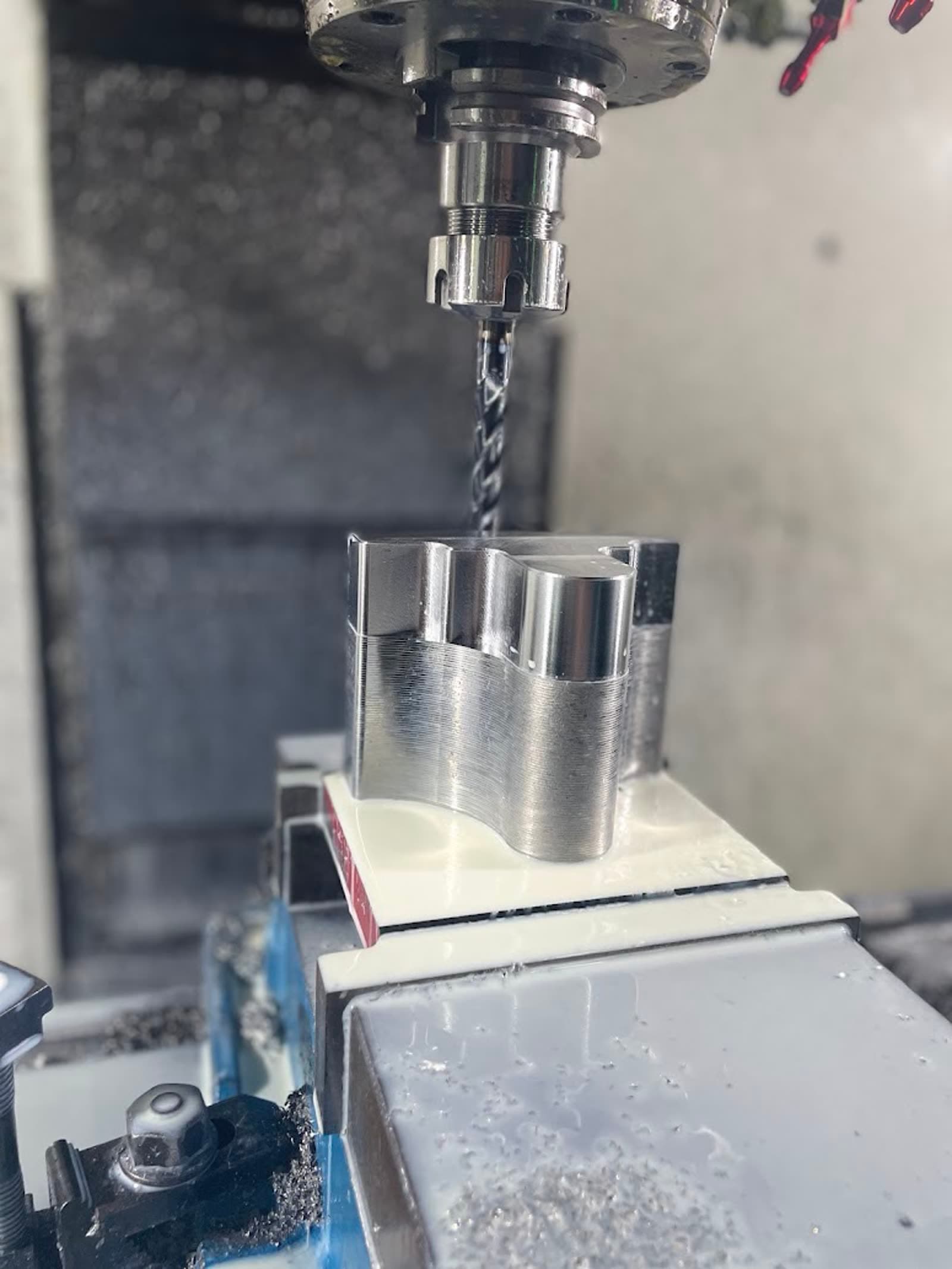 Herramienta CNC mecanizando pieza de aluminio con virutas