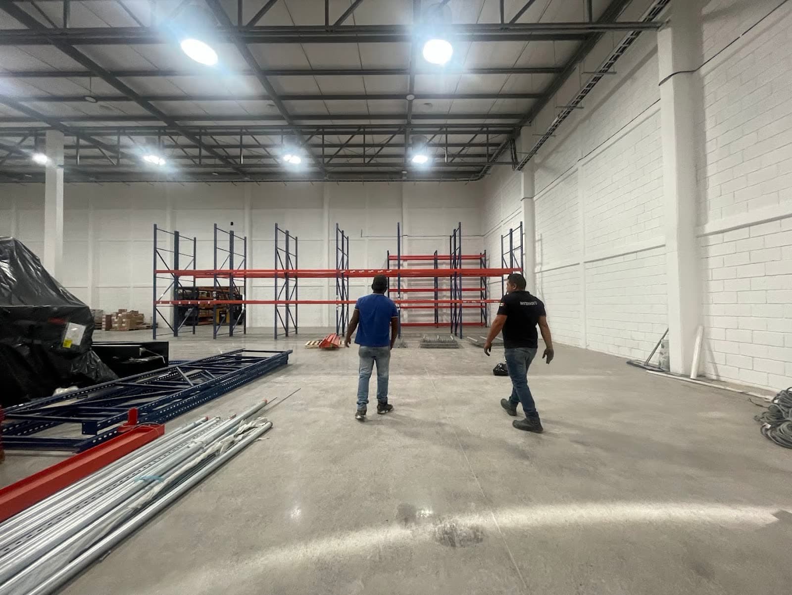 Montaje e instalación de racks industriales en nave