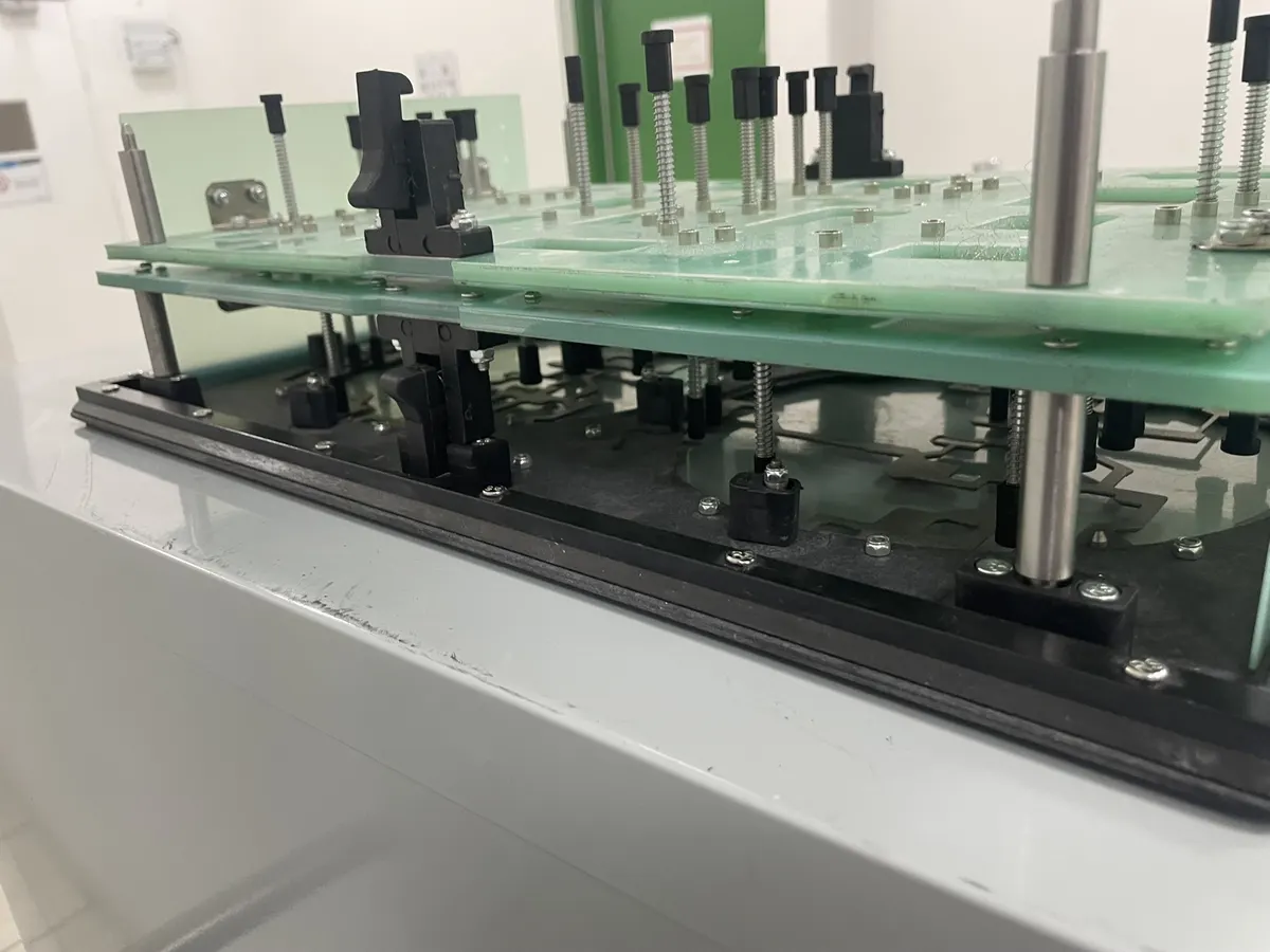 Vista lateral de fixture con clamps
