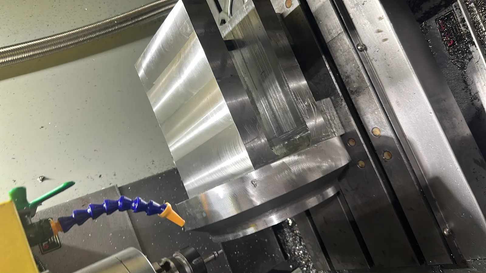 Torno CNC maquinando bloque de aluminio