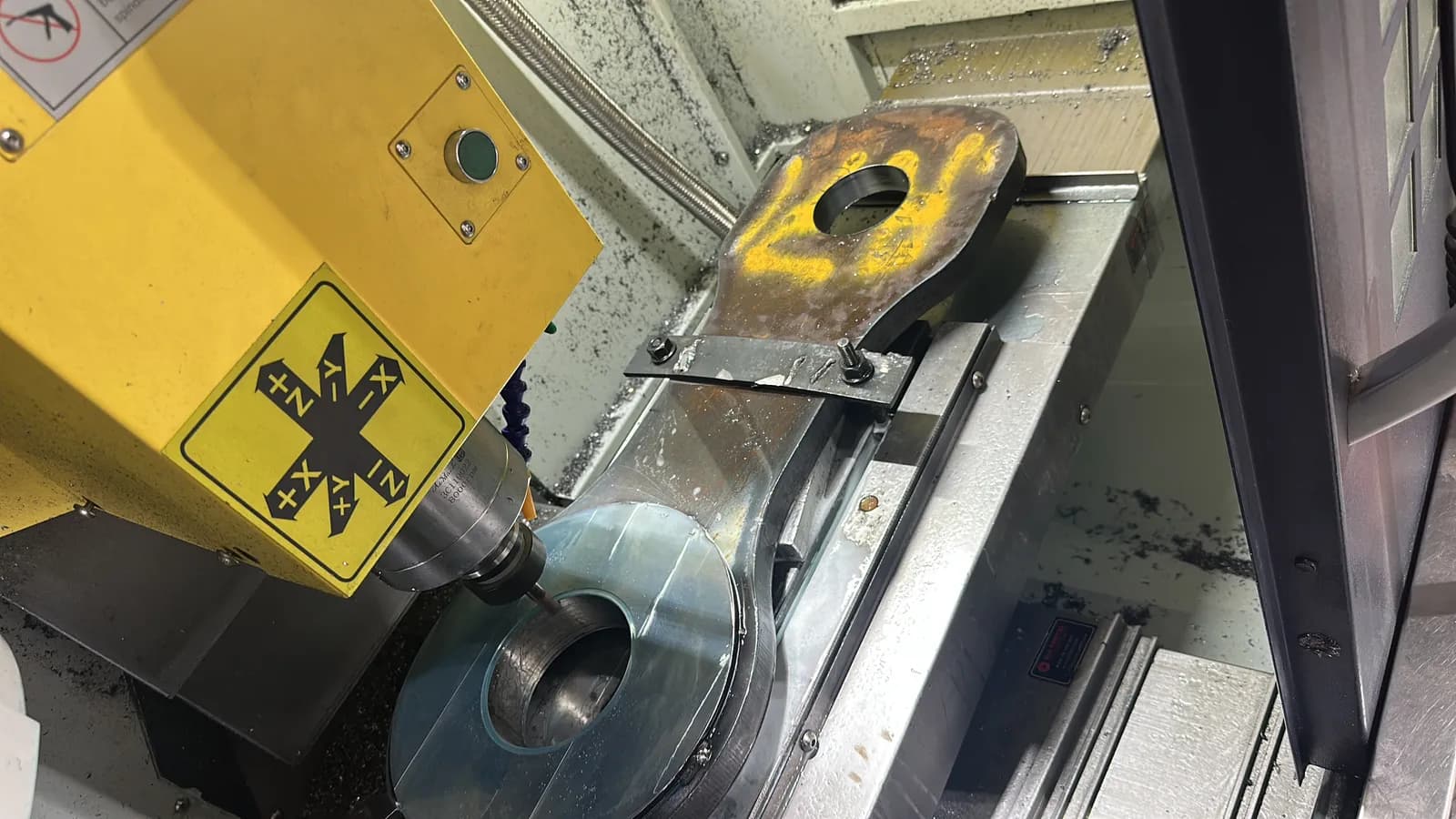 Fresadora CNC cortando pieza metálica
