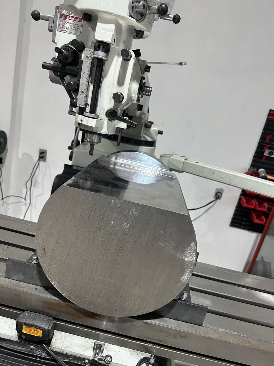 Sierra cinta cortando disco de aluminio