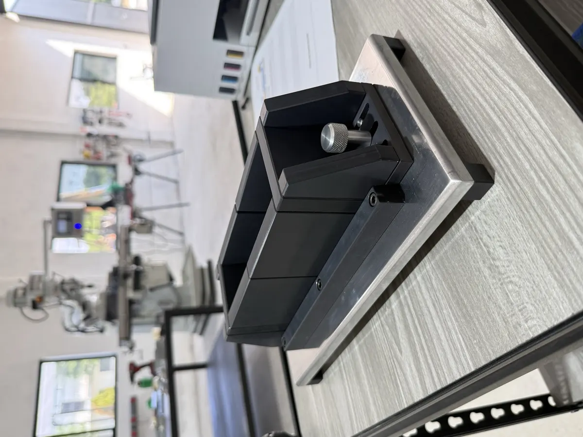 Fixture negro con perilla maquinado