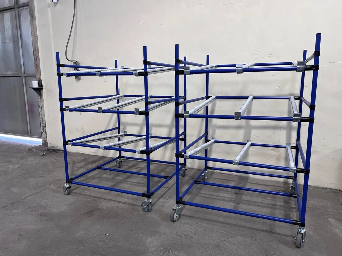 Flow rack azul con rodillos de gravedad