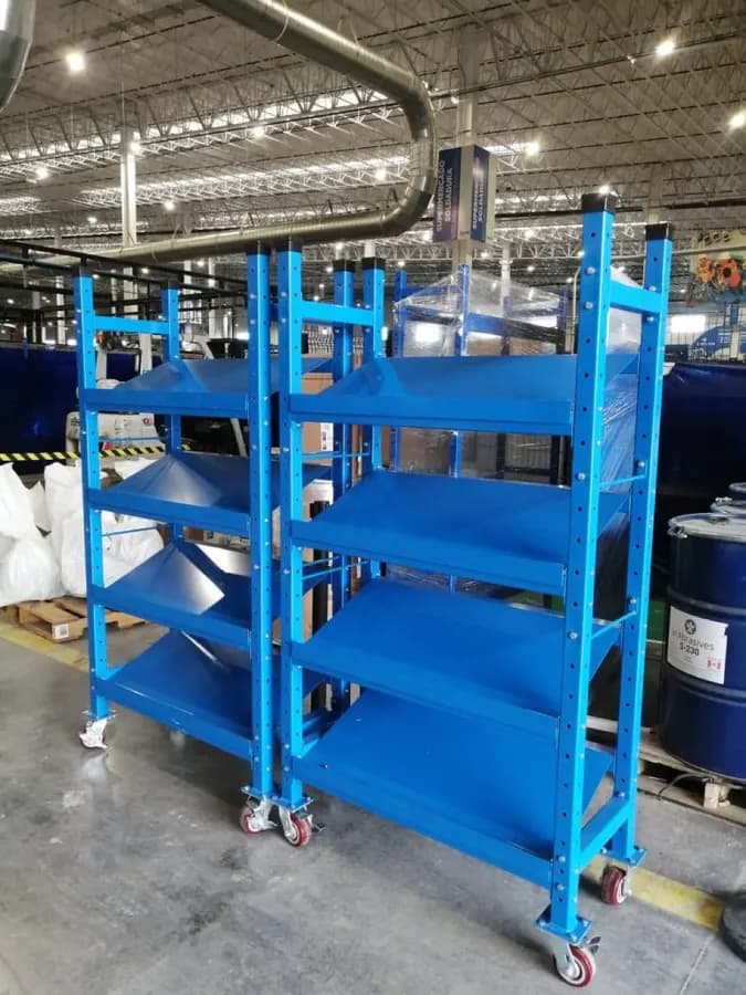 Estante industrial azul con charolas en planta