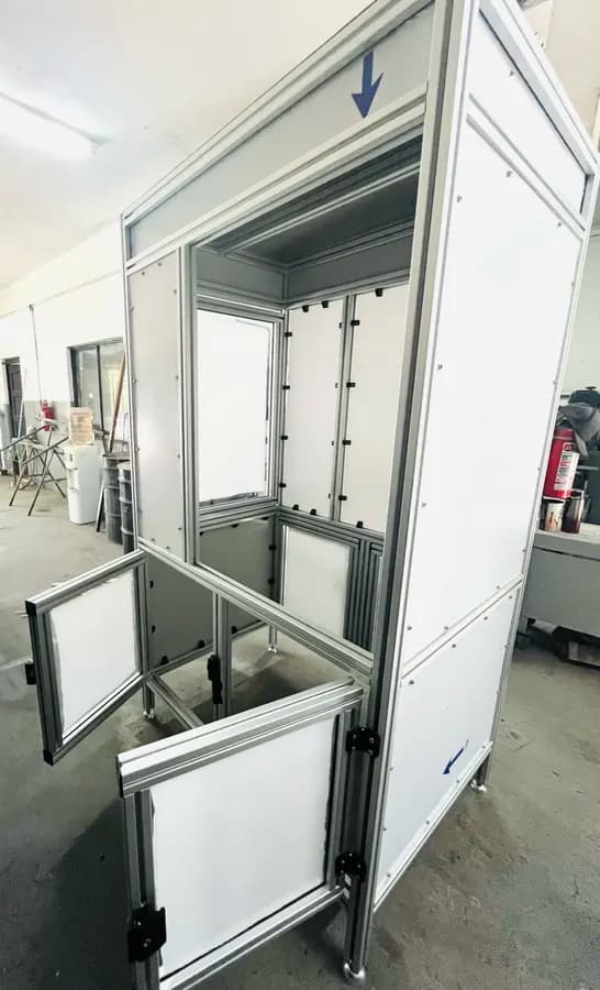 Gabinete industrial de aluminio puertas abiertas