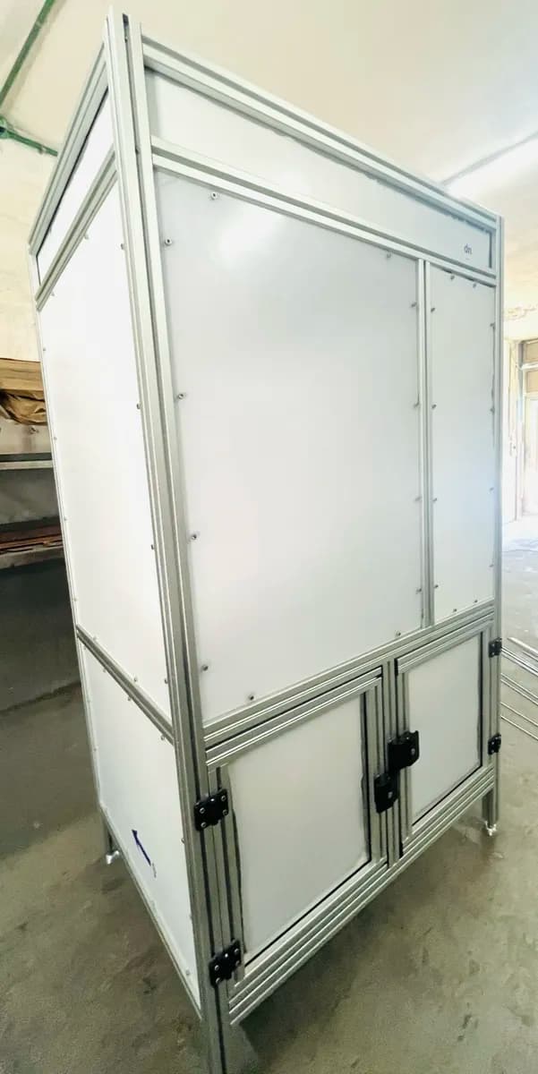 Gabinete industrial de aluminio cerrado
