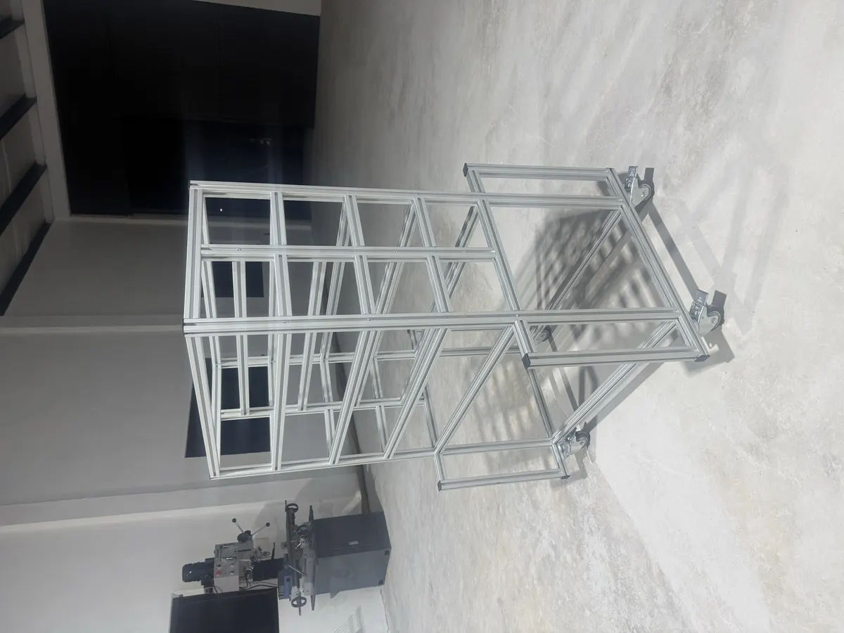 Estructura de aluminio con ruedas para transporte