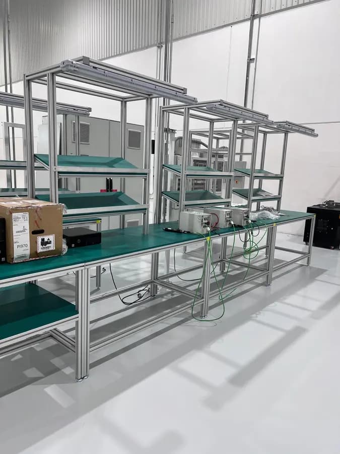 Rack de aluminio cargado con piezas de producción