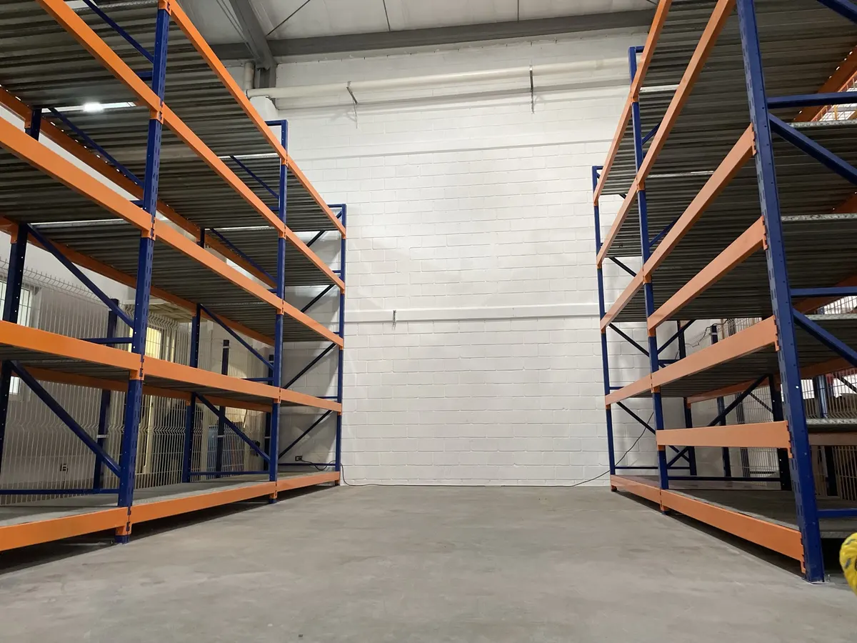Estantería industrial azul y naranja en bodega