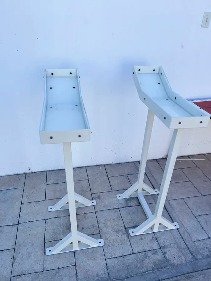 Soportes metálicos blancos con acabado pintura